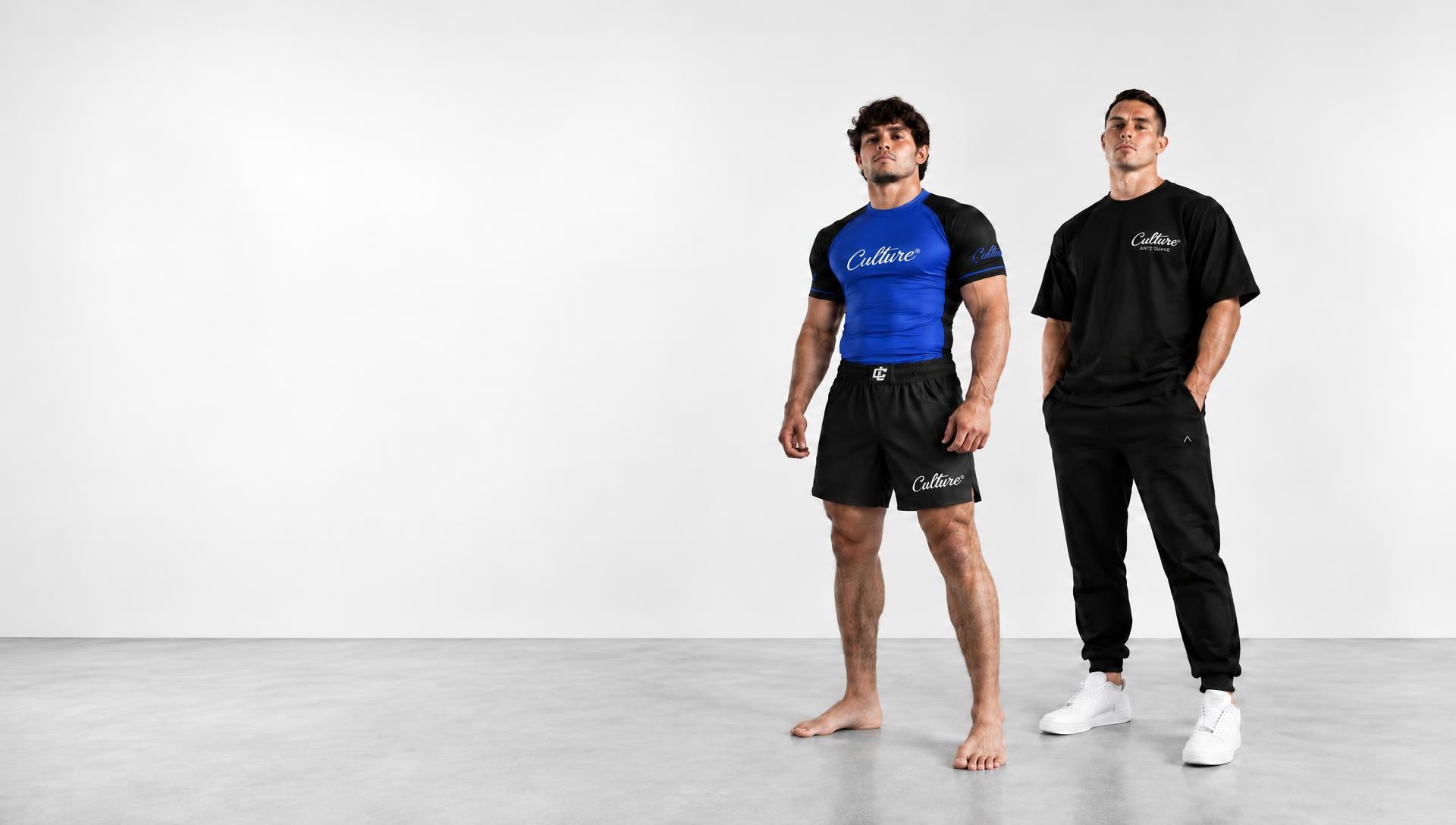 Atleta com rash guard azul e calções Culture e atleta com t-shirt Culture preta